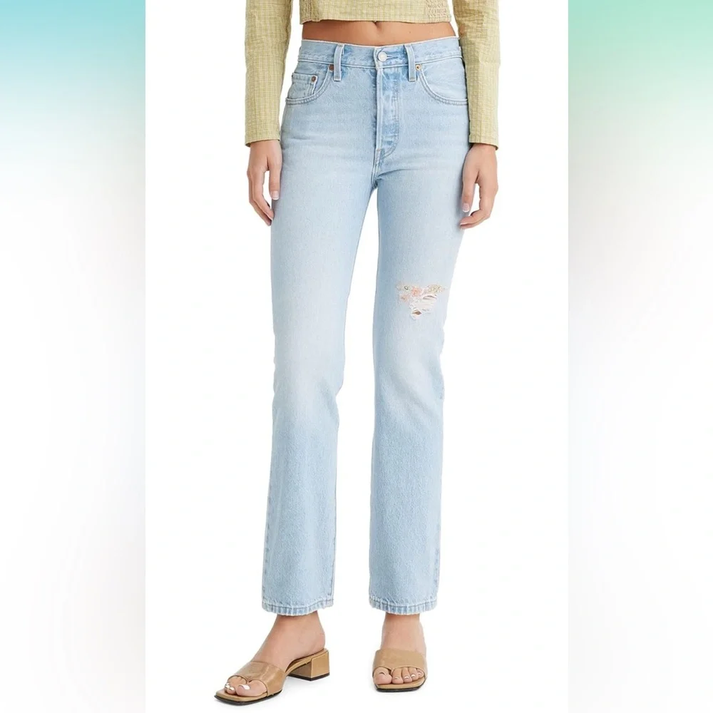✨NWT✨ Levi’s 501’s Light Wash w/ Floral Patches - Picture 1 of 3